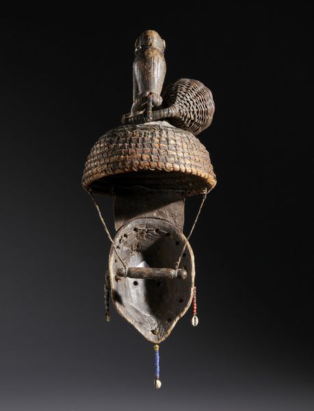 Igbo - Nigeria : Nello stile di Maschera con copricapo sormontato da una scultura di scimmia  in legno a patina scura, fibre,  conchiglie, perline, semi e pelle  - Asta Asta 444 | AFRICA, OCEANIA E AMERICHE - ARTIGIANATO AFRICANO: VARI COMMITTENTI E SELEZIONE DALLA COLLEZIONE BARTOLOMUCCI Online - Associazione Nazionale - Case d'Asta italiane