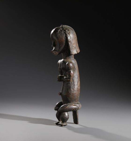 Fang - Gabon : Nello stile di Scultura antropomorfa guardiano di reliquiario Legno duro a patina scura  - Asta Asta 444 | AFRICA, OCEANIA E AMERICHE - ARTIGIANATO AFRICANO: VARI COMMITTENTI E SELEZIONE DALLA COLLEZIONE BARTOLOMUCCI Online - Associazione Nazionale - Case d'Asta italiane