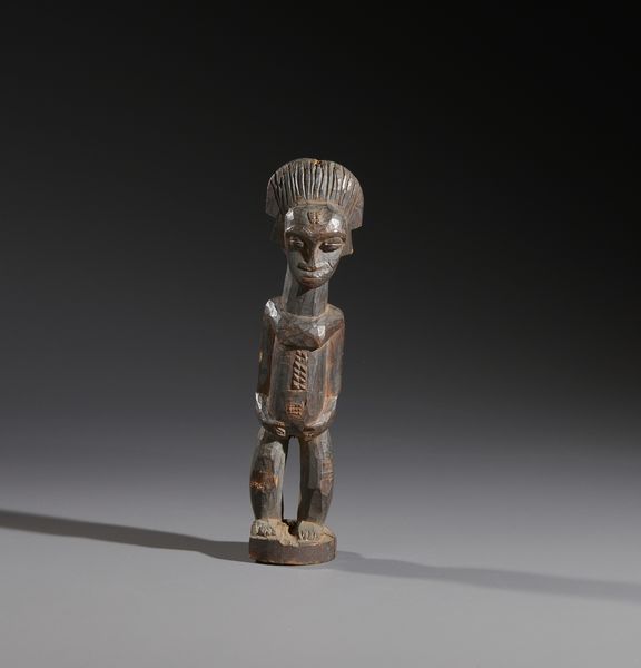 Baule - Costa d'Avorio : Nello stile di Scultura antropomorfa  in legno duro a patina scura  - Asta Asta 444 | AFRICA, OCEANIA E AMERICHE - ARTIGIANATO AFRICANO: VARI COMMITTENTI E SELEZIONE DALLA COLLEZIONE BARTOLOMUCCI Online - Associazione Nazionale - Case d'Asta italiane