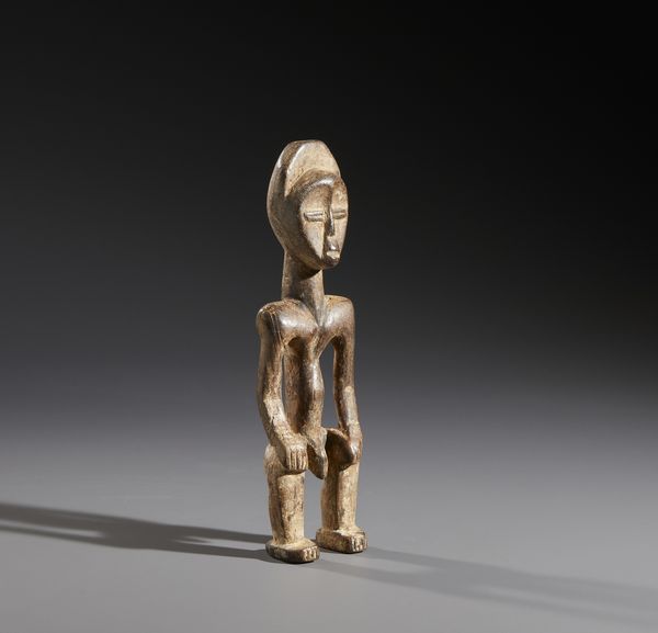 Mbole - Rebupplica Democratica del Congo : Nello stile di Scultura antropomorfa maschile In legno duro e tracce di caolino  - Asta Asta 444 | AFRICA, OCEANIA E AMERICHE - ARTIGIANATO AFRICANO: VARI COMMITTENTI E SELEZIONE DALLA COLLEZIONE BARTOLOMUCCI Online - Associazione Nazionale - Case d'Asta italiane