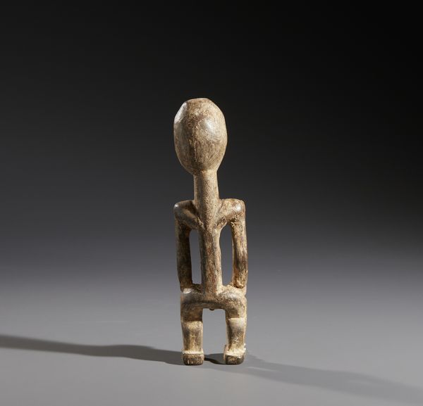 Mbole - Rebupplica Democratica del Congo : Nello stile di Scultura antropomorfa maschile In legno duro e tracce di caolino  - Asta Asta 444 | AFRICA, OCEANIA E AMERICHE - ARTIGIANATO AFRICANO: VARI COMMITTENTI E SELEZIONE DALLA COLLEZIONE BARTOLOMUCCI Online - Associazione Nazionale - Case d'Asta italiane