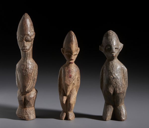 Lobi - Burkina Faso/Costa d'Avorio : Nello stile di Lotto composto da tre piccole sculture antropomorfe in legno  - Asta Asta 444 | AFRICA, OCEANIA E AMERICHE - ARTIGIANATO AFRICANO: VARI COMMITTENTI E SELEZIONE DALLA COLLEZIONE BARTOLOMUCCI Online - Associazione Nazionale - Case d'Asta italiane