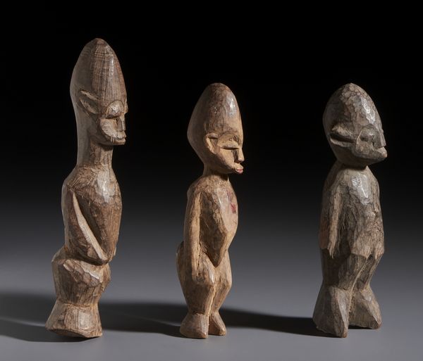 Lobi - Burkina Faso/Costa d'Avorio : Nello stile di Lotto composto da tre piccole sculture antropomorfe in legno  - Asta Asta 444 | AFRICA, OCEANIA E AMERICHE - ARTIGIANATO AFRICANO: VARI COMMITTENTI E SELEZIONE DALLA COLLEZIONE BARTOLOMUCCI Online - Associazione Nazionale - Case d'Asta italiane