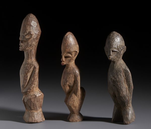 Lobi - Burkina Faso/Costa d'Avorio : Nello stile di Lotto composto da tre piccole sculture antropomorfe in legno  - Asta Asta 444 | AFRICA, OCEANIA E AMERICHE - ARTIGIANATO AFRICANO: VARI COMMITTENTI E SELEZIONE DALLA COLLEZIONE BARTOLOMUCCI Online - Associazione Nazionale - Case d'Asta italiane