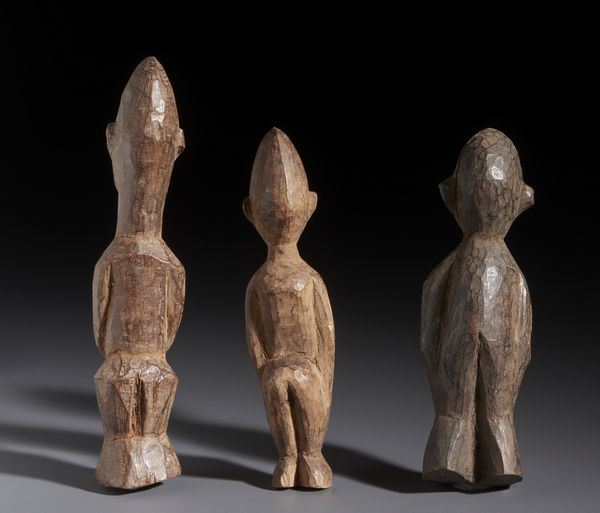 Lobi - Burkina Faso/Costa d'Avorio : Nello stile di Lotto composto da tre piccole sculture antropomorfe in legno  - Asta Asta 444 | AFRICA, OCEANIA E AMERICHE - ARTIGIANATO AFRICANO: VARI COMMITTENTI E SELEZIONE DALLA COLLEZIONE BARTOLOMUCCI Online - Associazione Nazionale - Case d'Asta italiane