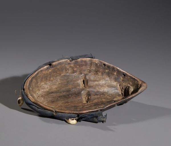 Dan - Costa d'Avorio/Liberia : Nello stile di Maschera antropomorfa in legno duro a patina scura, tessuto e conchiglie  - Asta Asta 444 | AFRICA, OCEANIA E AMERICHE - ARTIGIANATO AFRICANO: VARI COMMITTENTI E SELEZIONE DALLA COLLEZIONE BARTOLOMUCCI Online - Associazione Nazionale - Case d'Asta italiane