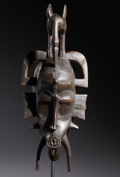 Senufo - Costa d'Avorio/Mali/Burkina Faso : Nello stile diMaschera Kple a figura antropo-zoomorfa sormontata da un uccello Calao Legno duro a patina scura  - Asta Asta 444 | AFRICA, OCEANIA E AMERICHE - ARTIGIANATO AFRICANO: VARI COMMITTENTI E SELEZIONE DALLA COLLEZIONE BARTOLOMUCCI Online - Associazione Nazionale - Case d'Asta italiane