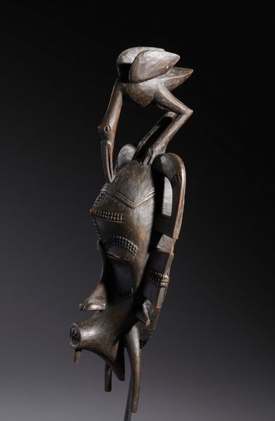 Senufo - Costa d'Avorio/Mali/Burkina Faso : Nello stile diMaschera Kple a figura antropo-zoomorfa sormontata da un uccello Calao Legno duro a patina scura  - Asta Asta 444 | AFRICA, OCEANIA E AMERICHE - ARTIGIANATO AFRICANO: VARI COMMITTENTI E SELEZIONE DALLA COLLEZIONE BARTOLOMUCCI Online - Associazione Nazionale - Case d'Asta italiane