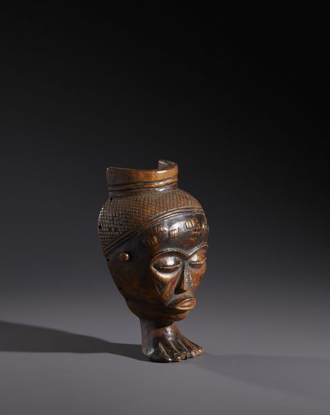 Luba - Repubblica Democratica del Congo : Nello stile di Maschera antropomorfa con base a forma di piede Legno duro a patina marrone lucida e nera  - Asta Asta 444 | AFRICA, OCEANIA E AMERICHE - ARTIGIANATO AFRICANO: VARI COMMITTENTI E SELEZIONE DALLA COLLEZIONE BARTOLOMUCCI Online - Associazione Nazionale - Case d'Asta italiane