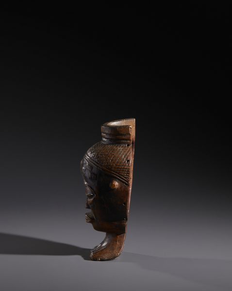 Luba - Repubblica Democratica del Congo : Nello stile di Maschera antropomorfa con base a forma di piede Legno duro a patina marrone lucida e nera  - Asta Asta 444 | AFRICA, OCEANIA E AMERICHE - ARTIGIANATO AFRICANO: VARI COMMITTENTI E SELEZIONE DALLA COLLEZIONE BARTOLOMUCCI Online - Associazione Nazionale - Case d'Asta italiane