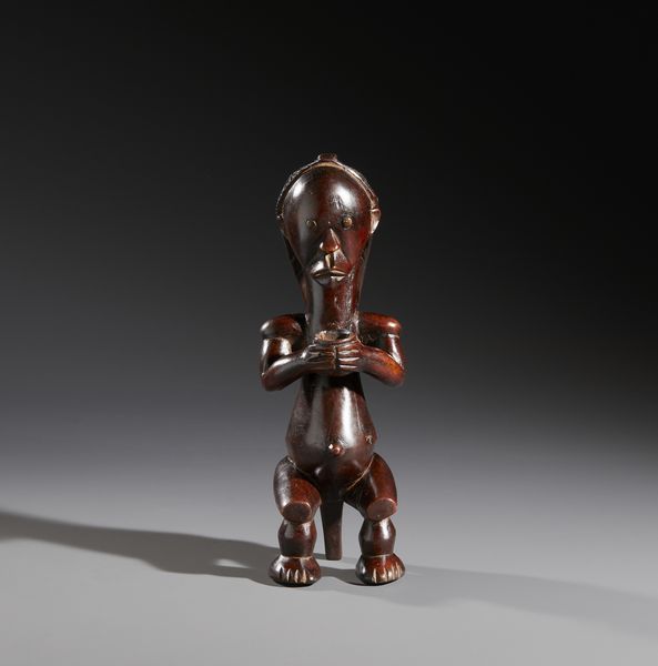 Fang - Gabon : Nello stile di Scultura antropomorfa seduta in legno duro a patina marrone e metallo  - Asta Asta 444 | AFRICA, OCEANIA E AMERICHE - ARTIGIANATO AFRICANO: VARI COMMITTENTI E SELEZIONE DALLA COLLEZIONE BARTOLOMUCCI Online - Associazione Nazionale - Case d'Asta italiane