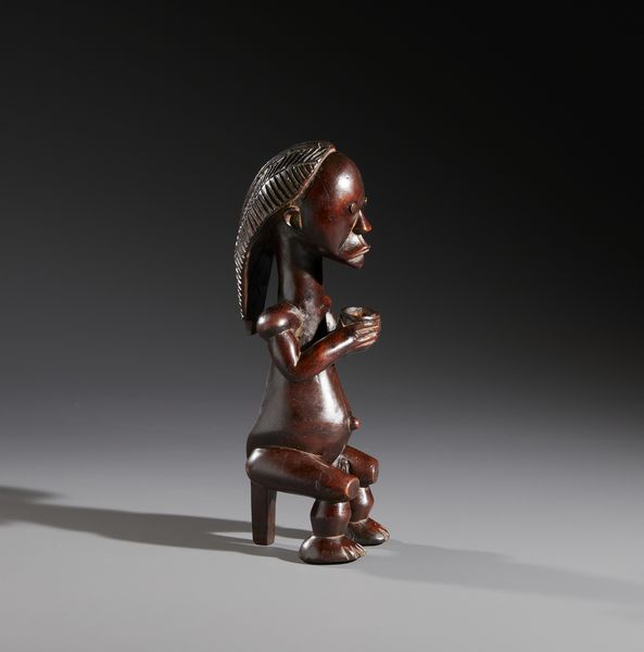 Fang - Gabon : Nello stile di Scultura antropomorfa seduta in legno duro a patina marrone e metallo  - Asta Asta 444 | AFRICA, OCEANIA E AMERICHE - ARTIGIANATO AFRICANO: VARI COMMITTENTI E SELEZIONE DALLA COLLEZIONE BARTOLOMUCCI Online - Associazione Nazionale - Case d'Asta italiane