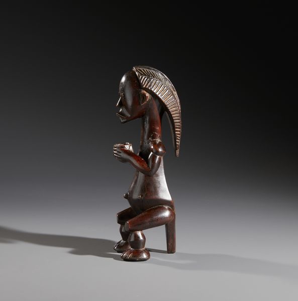 Fang - Gabon : Nello stile di Scultura antropomorfa seduta in legno duro a patina marrone e metallo  - Asta Asta 444 | AFRICA, OCEANIA E AMERICHE - ARTIGIANATO AFRICANO: VARI COMMITTENTI E SELEZIONE DALLA COLLEZIONE BARTOLOMUCCI Online - Associazione Nazionale - Case d'Asta italiane
