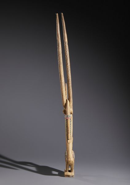 Bambara - Mali : Nello stile di Scultura-cimieoi Cywara  in forma di  antilopi in legno duro a patina naturale, tessuto e lamiera  - Asta Asta 444 | AFRICA, OCEANIA E AMERICHE - ARTIGIANATO AFRICANO: VARI COMMITTENTI E SELEZIONE DALLA COLLEZIONE BARTOLOMUCCI Online - Associazione Nazionale - Case d'Asta italiane