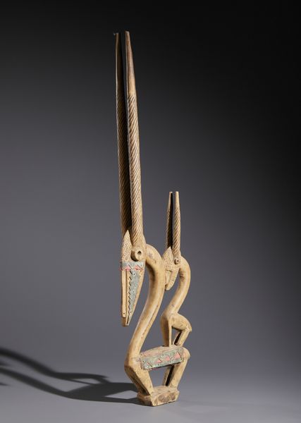 Bambara - Mali : Nello stile di Scultura-cimieoi Cywara  in forma di  antilopi in legno duro a patina naturale, tessuto e lamiera  - Asta Asta 444 | AFRICA, OCEANIA E AMERICHE - ARTIGIANATO AFRICANO: VARI COMMITTENTI E SELEZIONE DALLA COLLEZIONE BARTOLOMUCCI Online - Associazione Nazionale - Case d'Asta italiane