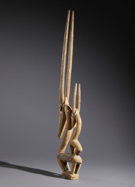 Bambara - Mali : Nello stile di Scultura-cimieoi Cywara  in forma di  antilopi in legno duro a patina naturale, tessuto e lamiera  - Asta Asta 444 | AFRICA, OCEANIA E AMERICHE - ARTIGIANATO AFRICANO: VARI COMMITTENTI E SELEZIONE DALLA COLLEZIONE BARTOLOMUCCI Online - Associazione Nazionale - Case d'Asta italiane