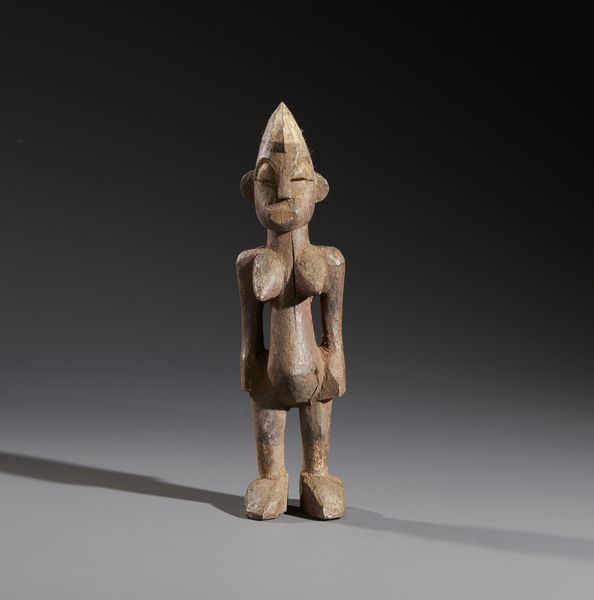 Senufo - Costa d'Avorio/Mali/Burkina Faso : Nello stile di Scultura antropomorfa  in legno a patina crostosa e pigmenti  - Asta Asta 444 | AFRICA, OCEANIA E AMERICHE - ARTIGIANATO AFRICANO: VARI COMMITTENTI E SELEZIONE DALLA COLLEZIONE BARTOLOMUCCI Online - Associazione Nazionale - Case d'Asta italiane
