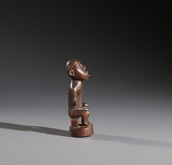 Kongo - Repubblica Democratica del Congo : Nello stile di Piccola scultura antropomorfa in legno duro a patina  - Asta Asta 444 | AFRICA, OCEANIA E AMERICHE - ARTIGIANATO AFRICANO: VARI COMMITTENTI E SELEZIONE DALLA COLLEZIONE BARTOLOMUCCI Online - Associazione Nazionale - Case d'Asta italiane