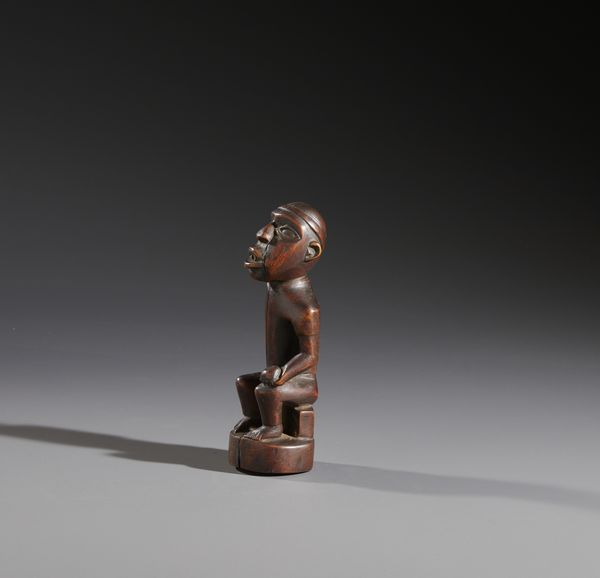Kongo - Repubblica Democratica del Congo : Nello stile di Piccola scultura antropomorfa in legno duro a patina  - Asta Asta 444 | AFRICA, OCEANIA E AMERICHE - ARTIGIANATO AFRICANO: VARI COMMITTENTI E SELEZIONE DALLA COLLEZIONE BARTOLOMUCCI Online - Associazione Nazionale - Case d'Asta italiane