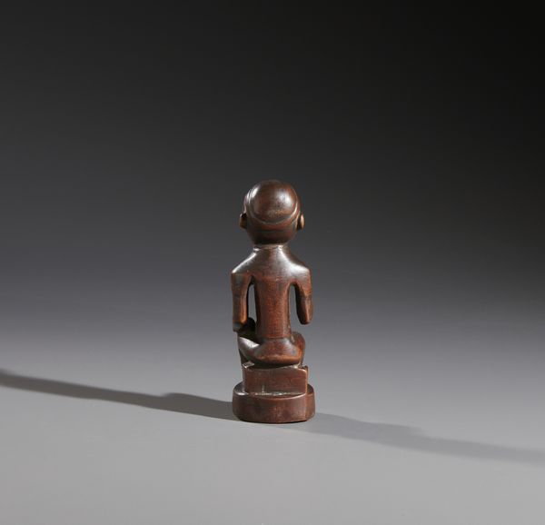 Kongo - Repubblica Democratica del Congo : Nello stile di Piccola scultura antropomorfa in legno duro a patina  - Asta Asta 444 | AFRICA, OCEANIA E AMERICHE - ARTIGIANATO AFRICANO: VARI COMMITTENTI E SELEZIONE DALLA COLLEZIONE BARTOLOMUCCI Online - Associazione Nazionale - Case d'Asta italiane