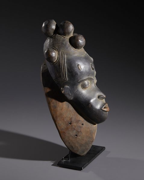 Guro - Costa d'Avorio : Nello stile di Maschera antropomorfa in legno duro a patina scura  e pigmenti  - Asta Asta 444 | AFRICA, OCEANIA E AMERICHE - ARTIGIANATO AFRICANO: VARI COMMITTENTI E SELEZIONE DALLA COLLEZIONE BARTOLOMUCCI Online - Associazione Nazionale - Case d'Asta italiane