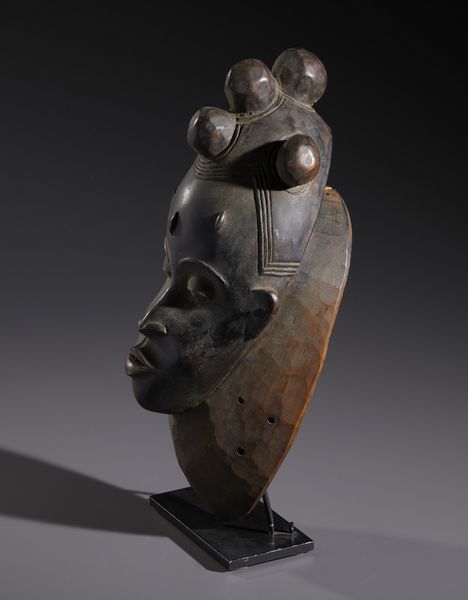 Guro - Costa d'Avorio : Nello stile di Maschera antropomorfa in legno duro a patina scura  e pigmenti  - Asta Asta 444 | AFRICA, OCEANIA E AMERICHE - ARTIGIANATO AFRICANO: VARI COMMITTENTI E SELEZIONE DALLA COLLEZIONE BARTOLOMUCCI Online - Associazione Nazionale - Case d'Asta italiane