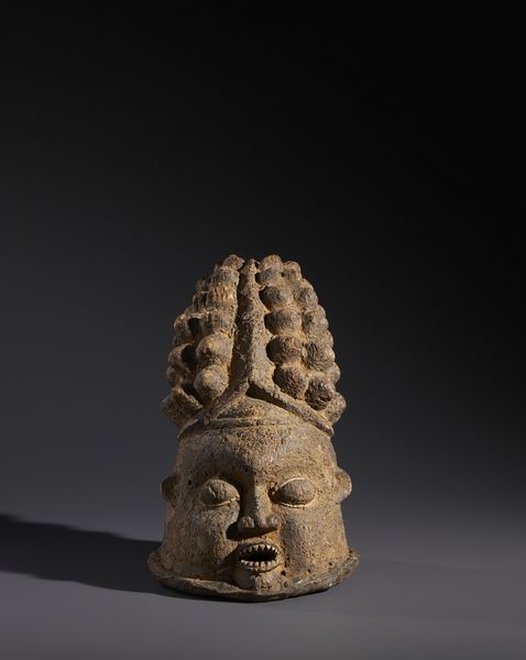 Bamoun - Camerun (Grassland) : Nello stile di Maschera ad elmo in legno, tessuto, corda e pigmenti  A patina crostosa  - Asta Asta 444 | AFRICA, OCEANIA E AMERICHE - ARTIGIANATO AFRICANO: VARI COMMITTENTI E SELEZIONE DALLA COLLEZIONE BARTOLOMUCCI Online - Associazione Nazionale - Case d'Asta italiane