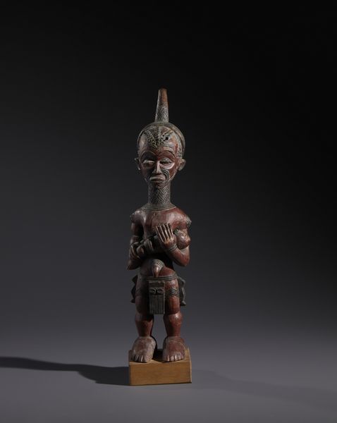 Lulua - Repubblica Democratica del Congo : Nello stile di Scultura  in forma di  maternit caratterizzata dalle numerose scarificazioni tipiche del popolo LuluaLegno duro a patina rossastra e pigmento nero  - Asta Asta 444 | AFRICA, OCEANIA E AMERICHE - ARTIGIANATO AFRICANO: VARI COMMITTENTI E SELEZIONE DALLA COLLEZIONE BARTOLOMUCCI Online - Associazione Nazionale - Case d'Asta italiane