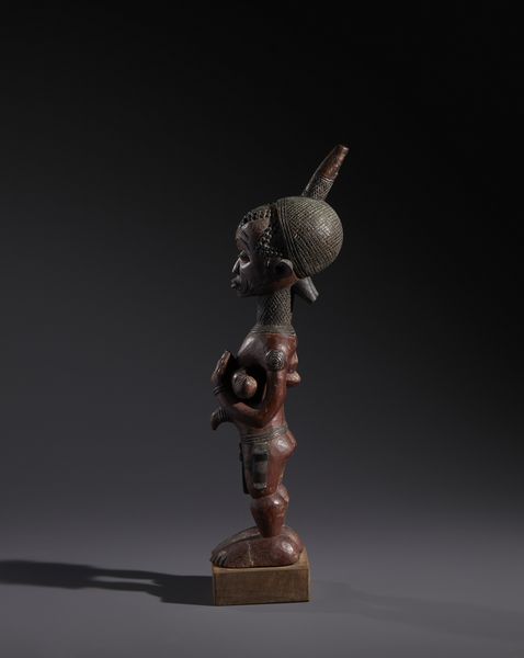 Lulua - Repubblica Democratica del Congo : Nello stile di Scultura  in forma di  maternit caratterizzata dalle numerose scarificazioni tipiche del popolo LuluaLegno duro a patina rossastra e pigmento nero  - Asta Asta 444 | AFRICA, OCEANIA E AMERICHE - ARTIGIANATO AFRICANO: VARI COMMITTENTI E SELEZIONE DALLA COLLEZIONE BARTOLOMUCCI Online - Associazione Nazionale - Case d'Asta italiane