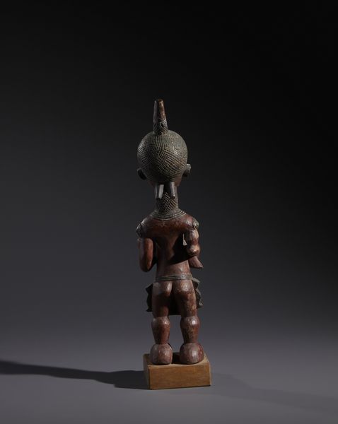 Lulua - Repubblica Democratica del Congo : Nello stile di Scultura  in forma di  maternit caratterizzata dalle numerose scarificazioni tipiche del popolo LuluaLegno duro a patina rossastra e pigmento nero  - Asta Asta 444 | AFRICA, OCEANIA E AMERICHE - ARTIGIANATO AFRICANO: VARI COMMITTENTI E SELEZIONE DALLA COLLEZIONE BARTOLOMUCCI Online - Associazione Nazionale - Case d'Asta italiane
