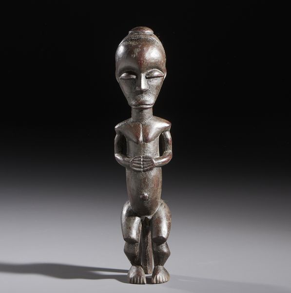 Fang - Gabon : Nello stile di Scultura antropomorfa di guardiano di reliquiario in legno a patina scura  - Asta Asta 444 | AFRICA, OCEANIA E AMERICHE - ARTIGIANATO AFRICANO: VARI COMMITTENTI E SELEZIONE DALLA COLLEZIONE BARTOLOMUCCI Online - Associazione Nazionale - Case d'Asta italiane