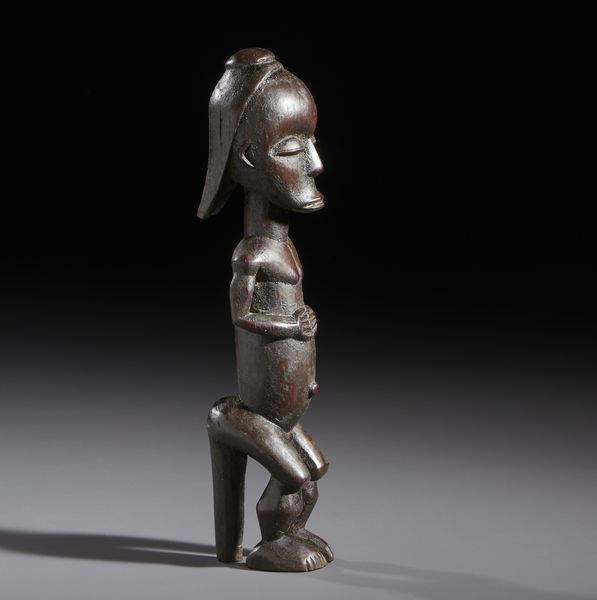 Fang - Gabon : Nello stile di Scultura antropomorfa di guardiano di reliquiario in legno a patina scura  - Asta Asta 444 | AFRICA, OCEANIA E AMERICHE - ARTIGIANATO AFRICANO: VARI COMMITTENTI E SELEZIONE DALLA COLLEZIONE BARTOLOMUCCI Online - Associazione Nazionale - Case d'Asta italiane