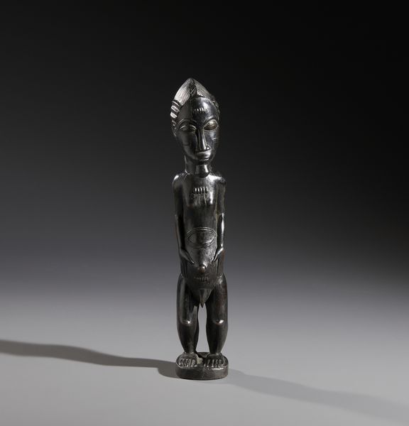 Baule - Costa d'Avorio : Nello stile di Scultura antropomorfa maschile in legno duro a patina scura  - Asta Asta 444 | AFRICA, OCEANIA E AMERICHE - ARTIGIANATO AFRICANO: VARI COMMITTENTI E SELEZIONE DALLA COLLEZIONE BARTOLOMUCCI Online - Associazione Nazionale - Case d'Asta italiane