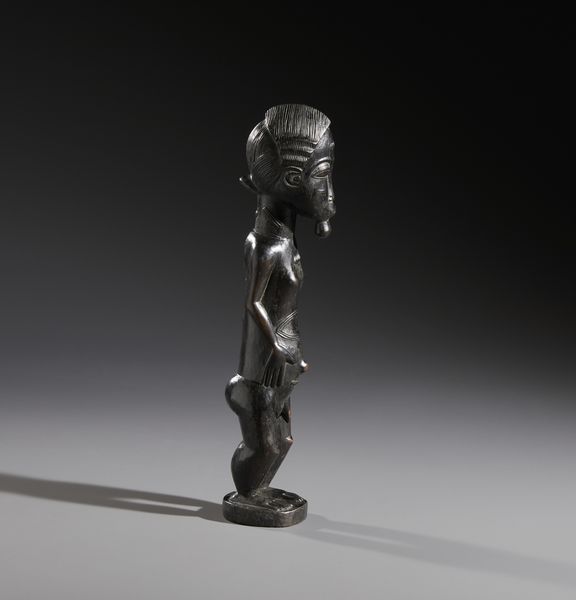 Baule - Costa d'Avorio : Nello stile di Scultura antropomorfa maschile in legno duro a patina scura  - Asta Asta 444 | AFRICA, OCEANIA E AMERICHE - ARTIGIANATO AFRICANO: VARI COMMITTENTI E SELEZIONE DALLA COLLEZIONE BARTOLOMUCCI Online - Associazione Nazionale - Case d'Asta italiane