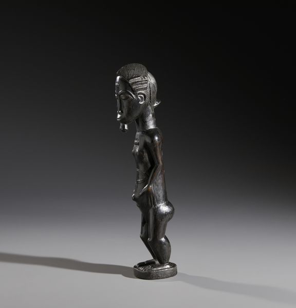 Baule - Costa d'Avorio : Nello stile di Scultura antropomorfa maschile in legno duro a patina scura  - Asta Asta 444 | AFRICA, OCEANIA E AMERICHE - ARTIGIANATO AFRICANO: VARI COMMITTENTI E SELEZIONE DALLA COLLEZIONE BARTOLOMUCCI Online - Associazione Nazionale - Case d'Asta italiane