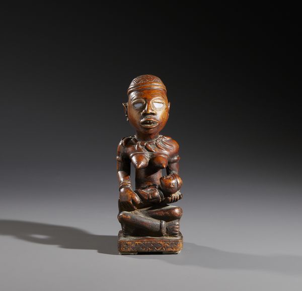 Kongo - Repubblica Democratica del Congo : Nello stile di Scultura antropomorfa in forma di  maternit Legno duro a patina marrone e vetro  - Asta Asta 444 | AFRICA, OCEANIA E AMERICHE - ARTIGIANATO AFRICANO: VARI COMMITTENTI E SELEZIONE DALLA COLLEZIONE BARTOLOMUCCI Online - Associazione Nazionale - Case d'Asta italiane