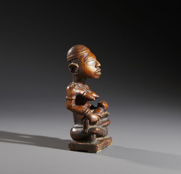Kongo - Repubblica Democratica del Congo : Nello stile di Scultura antropomorfa in forma di  maternit Legno duro a patina marrone e vetro  - Asta Asta 444 | AFRICA, OCEANIA E AMERICHE - ARTIGIANATO AFRICANO: VARI COMMITTENTI E SELEZIONE DALLA COLLEZIONE BARTOLOMUCCI Online - Associazione Nazionale - Case d'Asta italiane