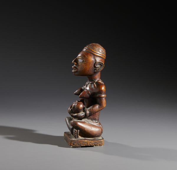 Kongo - Repubblica Democratica del Congo : Nello stile di Scultura antropomorfa in forma di  maternit Legno duro a patina marrone e vetro  - Asta Asta 444 | AFRICA, OCEANIA E AMERICHE - ARTIGIANATO AFRICANO: VARI COMMITTENTI E SELEZIONE DALLA COLLEZIONE BARTOLOMUCCI Online - Associazione Nazionale - Case d'Asta italiane