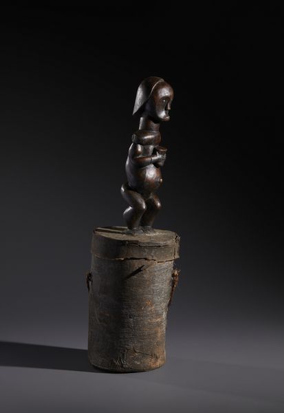 Fang - Gabon : Nello stile diScultura antropomorfa in legno duro a patina scura  con contenitore reliquiario Legno, cuoio, fibra, chiodi e borchie in ottone  - Asta Asta 444 | AFRICA, OCEANIA E AMERICHE - ARTIGIANATO AFRICANO: VARI COMMITTENTI E SELEZIONE DALLA COLLEZIONE BARTOLOMUCCI Online - Associazione Nazionale - Case d'Asta italiane