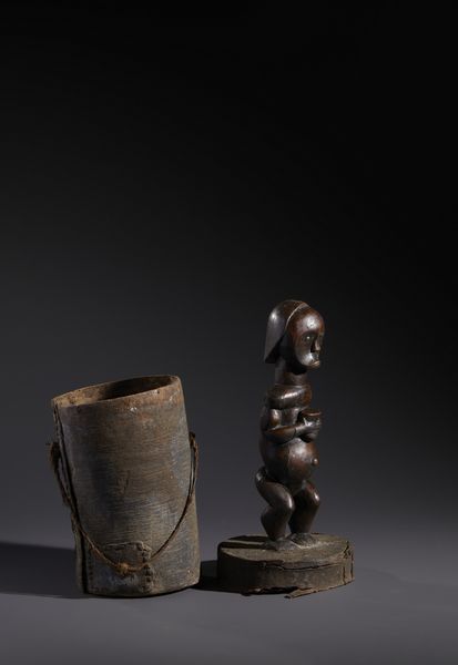 Fang - Gabon : Nello stile diScultura antropomorfa in legno duro a patina scura  con contenitore reliquiario Legno, cuoio, fibra, chiodi e borchie in ottone  - Asta Asta 444 | AFRICA, OCEANIA E AMERICHE - ARTIGIANATO AFRICANO: VARI COMMITTENTI E SELEZIONE DALLA COLLEZIONE BARTOLOMUCCI Online - Associazione Nazionale - Case d'Asta italiane