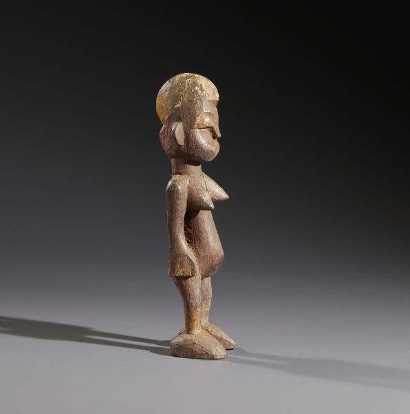 Senufo - Costa d'Avorio/Mali/Burkina Faso : Nello stile di Scultura antropomorfa  in legno a patina crostosa e pigmenti  - Asta Asta 444 | AFRICA, OCEANIA E AMERICHE - ARTIGIANATO AFRICANO: VARI COMMITTENTI E SELEZIONE DALLA COLLEZIONE BARTOLOMUCCI Online - Associazione Nazionale - Case d'Asta italiane
