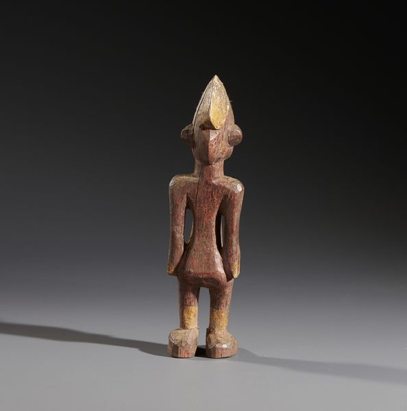 Senufo - Costa d'Avorio/Mali/Burkina Faso : Nello stile di Scultura antropomorfa  in legno a patina crostosa e pigmenti  - Asta Asta 444 | AFRICA, OCEANIA E AMERICHE - ARTIGIANATO AFRICANO: VARI COMMITTENTI E SELEZIONE DALLA COLLEZIONE BARTOLOMUCCI Online - Associazione Nazionale - Case d'Asta italiane