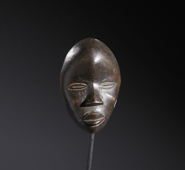 Dan - Costa d'Avorio/Liberia : Nello stile di Piccola maschera antropomorfa in legno a patina scura  - Asta Asta 444 | AFRICA, OCEANIA E AMERICHE - ARTIGIANATO AFRICANO: VARI COMMITTENTI E SELEZIONE DALLA COLLEZIONE BARTOLOMUCCI Online - Associazione Nazionale - Case d'Asta italiane