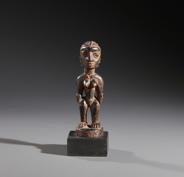 Yoruba -Nigeria : Nello stile di Scultura femminile in legno a patina scura e pigmenti  - Asta Asta 444 | AFRICA, OCEANIA E AMERICHE - ARTIGIANATO AFRICANO: VARI COMMITTENTI E SELEZIONE DALLA COLLEZIONE BARTOLOMUCCI Online - Associazione Nazionale - Case d'Asta italiane