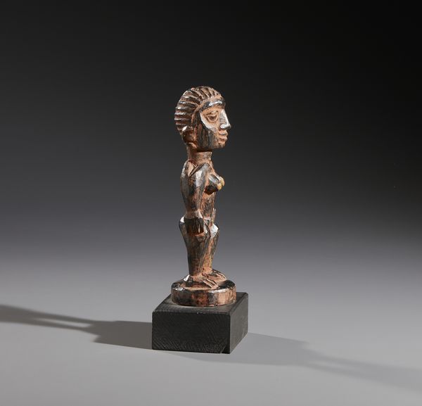 Yoruba -Nigeria : Nello stile di Scultura femminile in legno a patina scura e pigmenti  - Asta Asta 444 | AFRICA, OCEANIA E AMERICHE - ARTIGIANATO AFRICANO: VARI COMMITTENTI E SELEZIONE DALLA COLLEZIONE BARTOLOMUCCI Online - Associazione Nazionale - Case d'Asta italiane