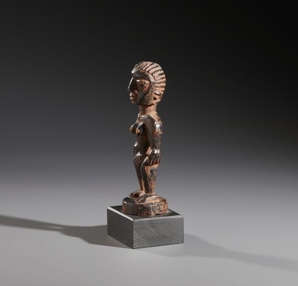 Yoruba -Nigeria : Nello stile di Scultura femminile in legno a patina scura e pigmenti  - Asta Asta 444 | AFRICA, OCEANIA E AMERICHE - ARTIGIANATO AFRICANO: VARI COMMITTENTI E SELEZIONE DALLA COLLEZIONE BARTOLOMUCCI Online - Associazione Nazionale - Case d'Asta italiane