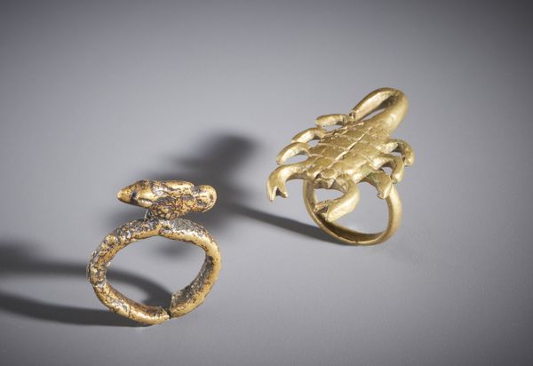 Lobi - Burkina Faso/Costa d'Avorio : Nello stile di Lotto composto da due anelli in bronzo con camaleonte e scorpione  - Asta Asta 444 | AFRICA, OCEANIA E AMERICHE - ARTIGIANATO AFRICANO: VARI COMMITTENTI E SELEZIONE DALLA COLLEZIONE BARTOLOMUCCI Online - Associazione Nazionale - Case d'Asta italiane