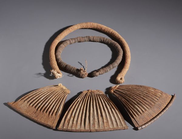 Fali o Kirdi - Camerun : Nello stile di Lotto composto da tre cache sexe in ferro con due cinture  - Asta Asta 444 | AFRICA, OCEANIA E AMERICHE - ARTIGIANATO AFRICANO: VARI COMMITTENTI E SELEZIONE DALLA COLLEZIONE BARTOLOMUCCI Online - Associazione Nazionale - Case d'Asta italiane