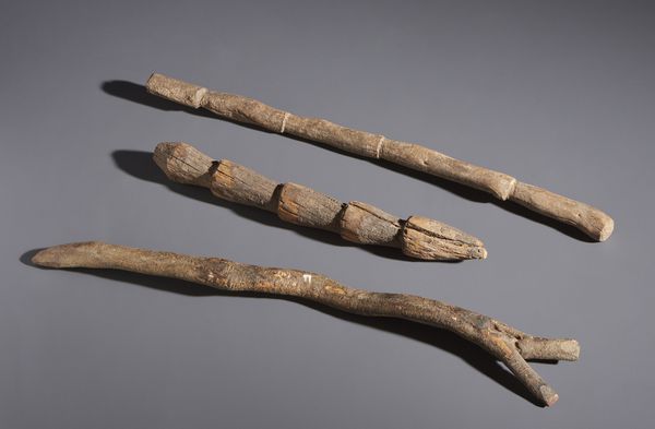 Dogon o Tellem - Mali : Nello stile di Lotto composto da tre pali rituali da altare in legno  - Asta Asta 444 | AFRICA, OCEANIA E AMERICHE - ARTIGIANATO AFRICANO: VARI COMMITTENTI E SELEZIONE DALLA COLLEZIONE BARTOLOMUCCI Online - Associazione Nazionale - Case d'Asta italiane