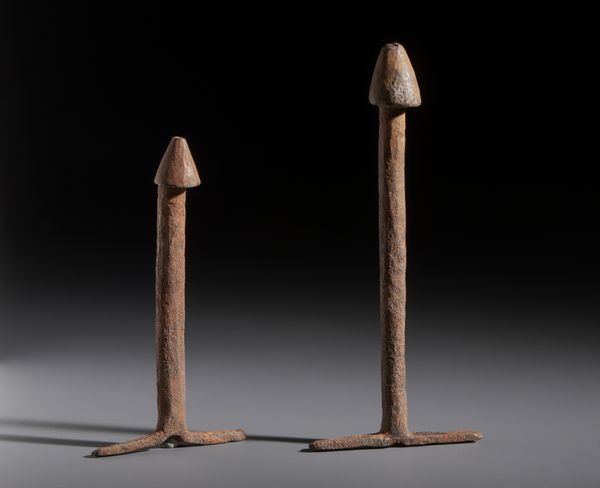 Lobi - Burkina Faso/Costa d'Avorio : Nello stile di Lotto composto da due falli in ferro  - Asta Asta 444 | AFRICA, OCEANIA E AMERICHE - ARTIGIANATO AFRICANO: VARI COMMITTENTI E SELEZIONE DALLA COLLEZIONE BARTOLOMUCCI Online - Associazione Nazionale - Case d'Asta italiane